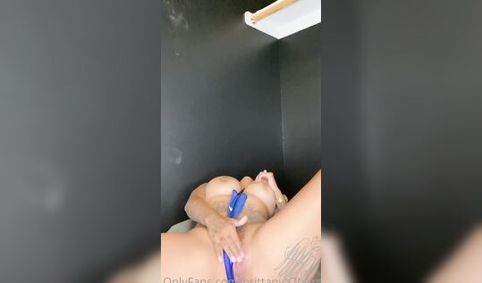 Слив с онлифанс сисястая Brittanya Razavi мастурбирует и сквиртит