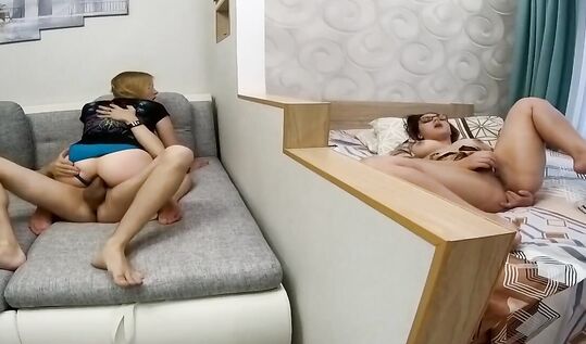 Трахается в жопу с парнем перед подругой