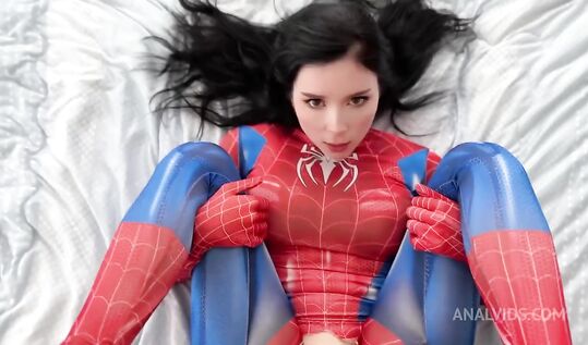 Девушка паук Мун Флер спешит на анальную трах помощь