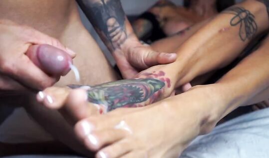 Кончил на ножки красотке с большой грудью и двумя вагинами Evelyn Miller