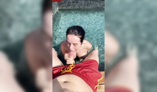 Русская моделька формата Plus Size с большими дойками пылирует шляпу своему ебаришке в бассейне