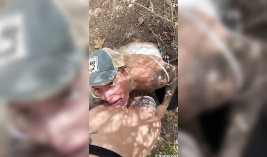 Жесткая нимфоманка Кайли Свенсон отлизала письку своей подруге Ляна Бу во время спортивной пробежки