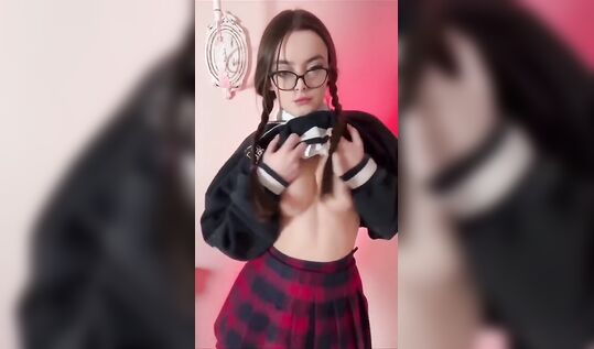 Русская вебкамщица Websamka в очках и юбке показала свою красивую грудь