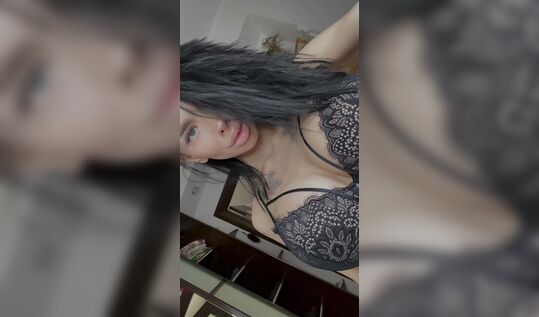 Проститутка Lustful_slut в черном кружевном белье и чулках дрочит перед зеркалом в ожидании клиента