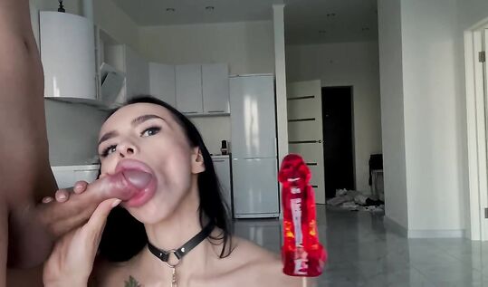 Элитная проститутка Lustful_slut отсасывает член клиенту и закусывает сладким леденцом в форме члена