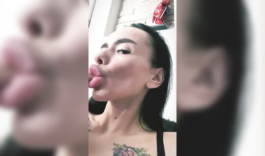 Проститутка Lustful_slut сексуально обсасывает пальчик губастым ртом как будто это маленький член