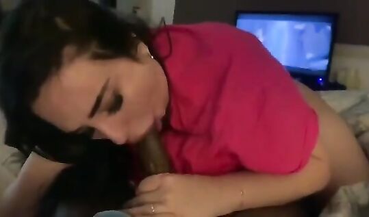 Сисястая русская толстушка Artdikaya отсасывает у себя дома большой черный член негру