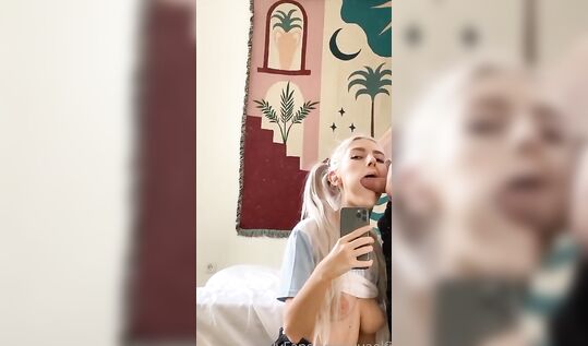 Домашний  глубокий отсос перед зеркалом от сексуальной сучки Eva Elfie