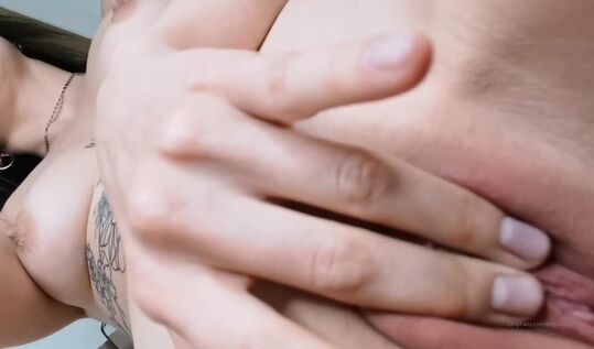 Сучка Es Lain с красивой грудью и упругой задницей ласкает клитор пальчиками