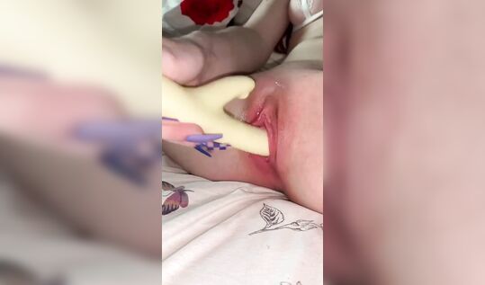 Горячая штучка Анастасия Достоевская имеет себя фаллоимитатором в покрасневшую от мастурбации киску