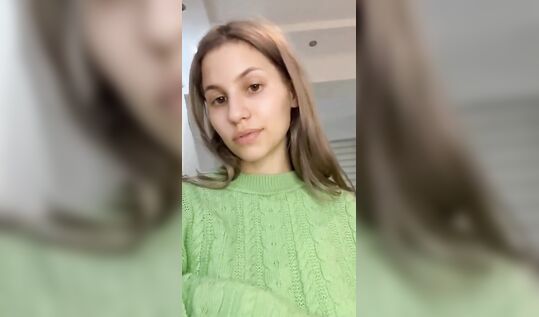 Тик ток модель спалила свою огромную грудь с большими сосками из под свитера