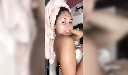 Загорелая азиаточка показала трюк с раздеванием в Тик Токе