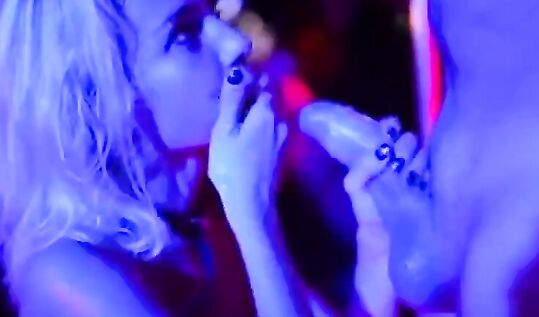 Знаменитая милая болельщица Наталья Немчинова жадно сосет хуй в клубе