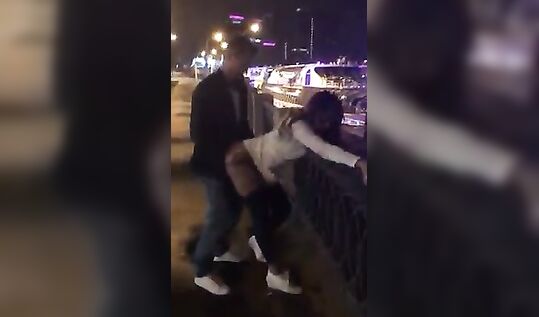 Белорусскую эскортницу Настю Рыбку и ее подругу Сашу Травку трахают на набережной на глазах у прохожих