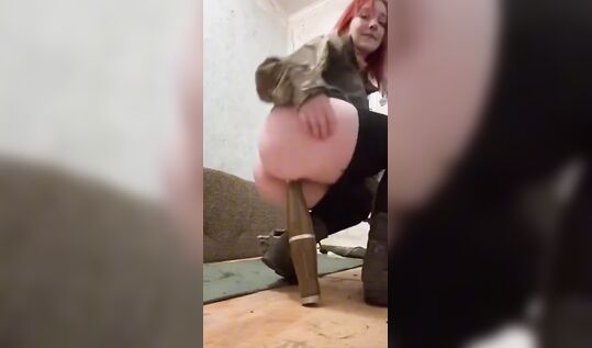 Снаряд ей в бухту! Безбашенная девка из Екатеринбурга насаживается на боеприпас и трахается с ним до получения оргазма.