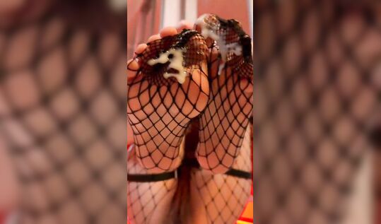 Русская стримерша Дзихико в белье в сеточку смазала ножки спермой