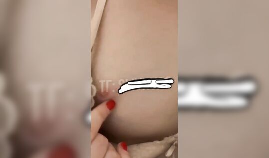 Рыжая тиктокерша Avrrorka aka Кира Аврорка показала сиську