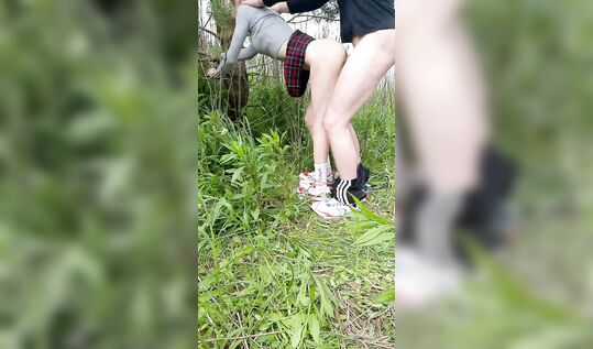 Украинскую тиктокершу Liana_Juice трахают раком в лесу у дерева крепко схватив за плечи