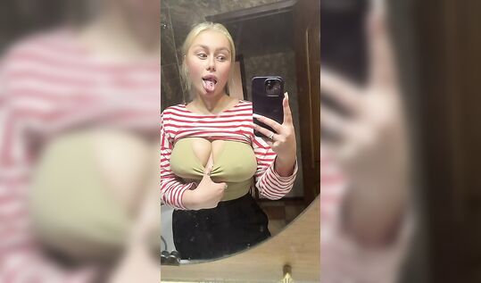 Alkonawt возбудилась и сняла стоячие соскина огромных сиськах для тик тока