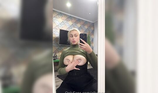 Бомбическая плюс сайз крошка Alknwt (Ульяна Соколова) засветила сиськи на камеру