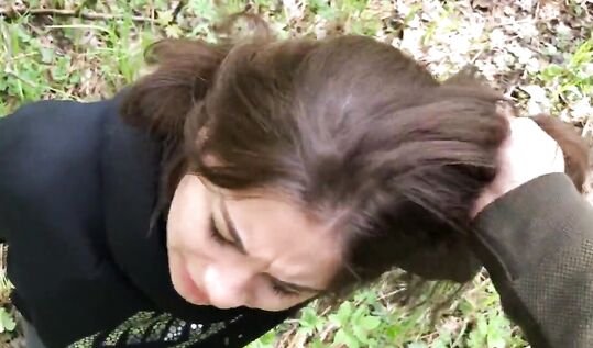 Оттаскал за волосы подругу в парке и заставил сосать член за то что она курит сигареты