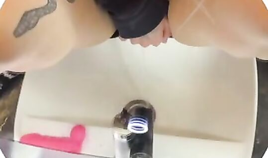 Украинская блогерша наркоманка Лапа Хапа aka Lapahappa1 записала кружок как ссыт в раковину под кайфом