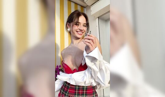 Милашка тиктокерша Лиза Василенко курит и показывает сисечки в сториз