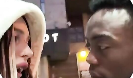 "Пасасемся!?" наркоманка тиктокерша Lapa Happa (Лапа Хапа) сосется с случайным прохожим негром на камеру