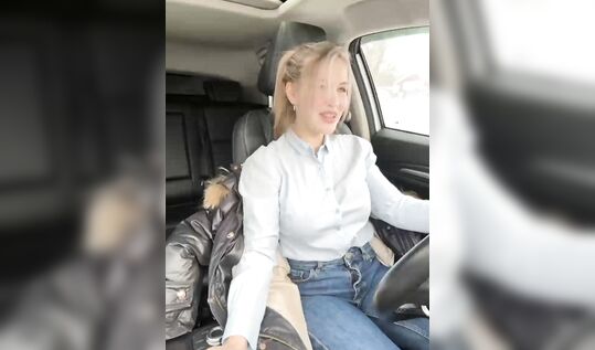 Русская красотка ----Angel--- стримила за рулем остановилась подрочить и мощно сквиртанула