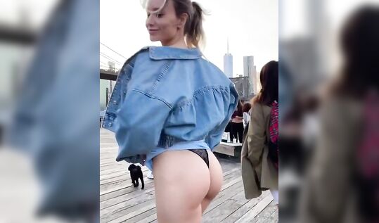 Красотка показала упругую попку прохожему на прогулке по набережной