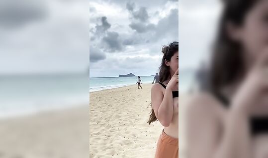 Брюнетка засветила сисечки на пляже при людях