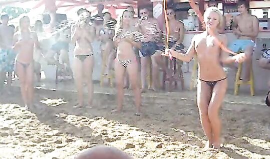 Голые телки прыгают на пляже без купальников на конкурсе