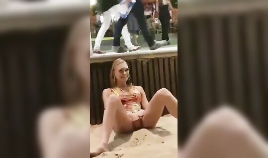 Упоротая или бухая блондинка сняла трусики и подрочила прямо на набережной на глахах у всех