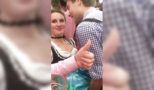 Пацан при всех дрочит бабе пизду на пивном фестивале в Германии