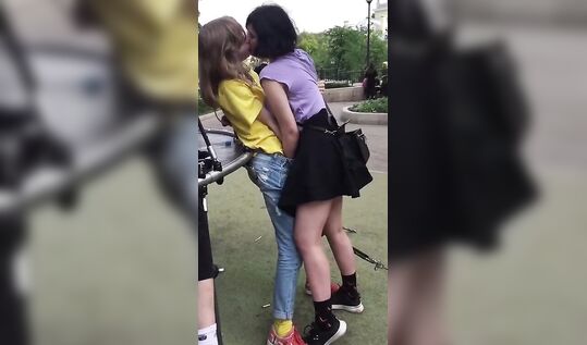 Подруги сосутся и дрочат друг другу при всех на концерте