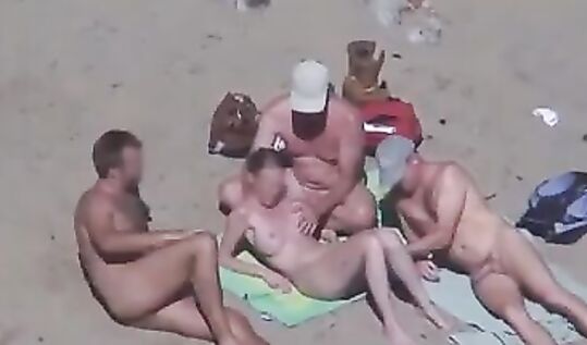 Парочка нудистов дрочили друг другу на пляже потом подтянулись мужики и куколд дал полапать свою бабу другим