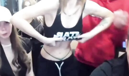 Пьяная телка показала сиськи на вечеринке у Мелстроя