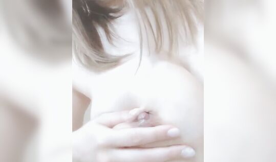 Тиктокерша Kitty.Kettt (Mommy Kitty) выдавливает молоко со своих гигантских сисек