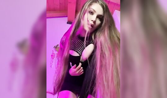 Стримерша Карина aka Карина Козырева вертит упругой попкой (слив с ее приватного ТГ канала)