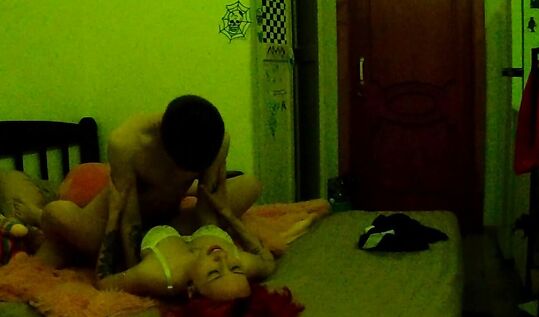 Пацанчик трахает и лижет писю своей русской подруге нефорше (русское домашнее порно неформалки)