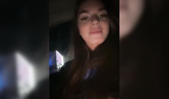 "Трахайте! Андрей, сейчас я вам буду сосать!" телка трахается с таксистом в машине в прямом эфире (домашнее порно с русскими диалогами)