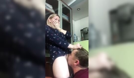 "Ооой бухгалтер идет!" парень лижет пизду своей коллеге в офисе на рабочем месте и их прерывает бухгалтер