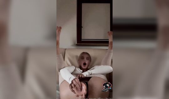 Слив украинки Диана Flexibledi трахает себя на камеру большим самотыком