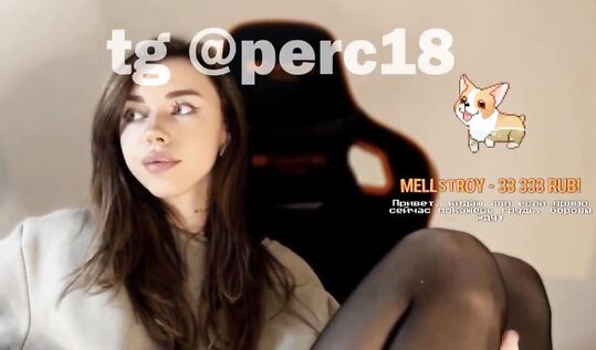 Мелстрой разводит красотку стримершу показать грудь за лям в прямом эфире