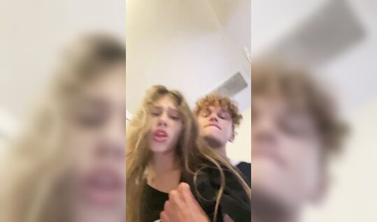 Слив Паши Сникерса трахает телку в толчке