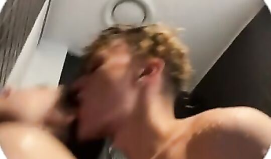 Паша Сникерс трахает шкуру в душе и кусает ее за ухо (домашний порно слив)