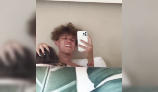 Слив Паши сникерса как он дает телке в рот