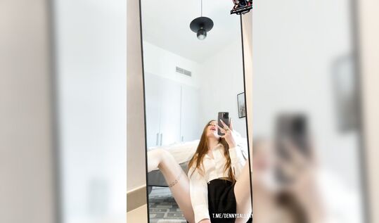 Красотка стримерша Дарья Coxifoxy с вибратором в вагине жмет на кнопку и сладко стонет на камеру