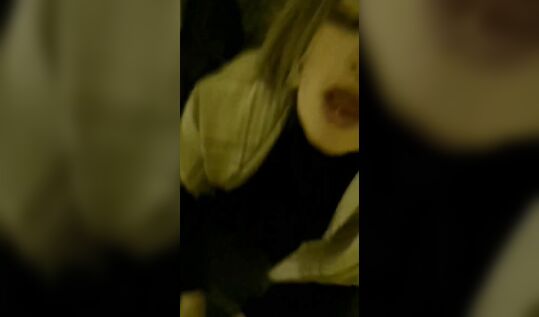 "Да да давай еще!" пухлая проститутка Molly Evans (Аня Ушакова) сосет хуй клиенту в подъезде