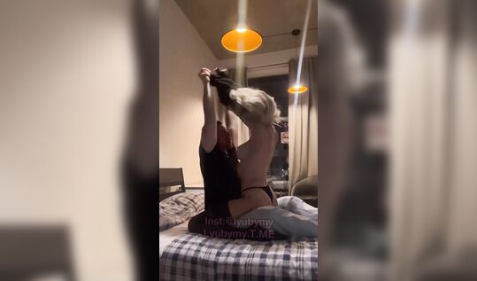 Парнишка раздевает бухую Любу Lyubymy (Люба из Беременна в 16) чтобы вдуть ей как следует пока она согласна